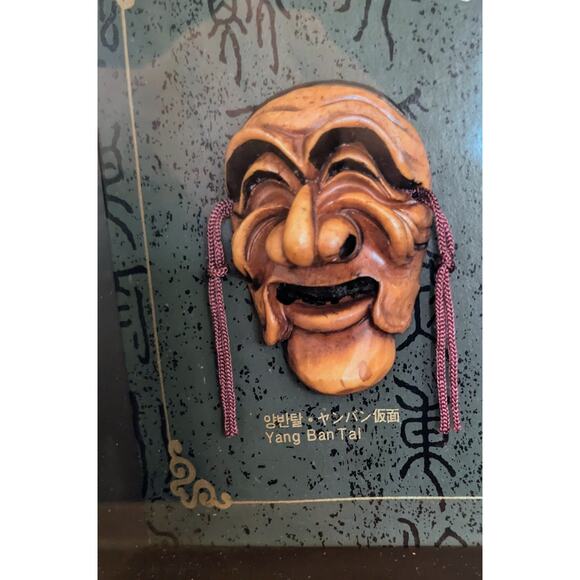 Vintage Korean Hahoetal Hahoe Pyolsin-Gut 3D Carved Masks In Glass Shadowbox - Picture 7 of 8